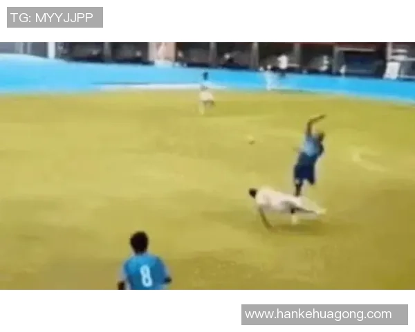 足球球星用脚踢人是否构成犯规及其判罚标准解析